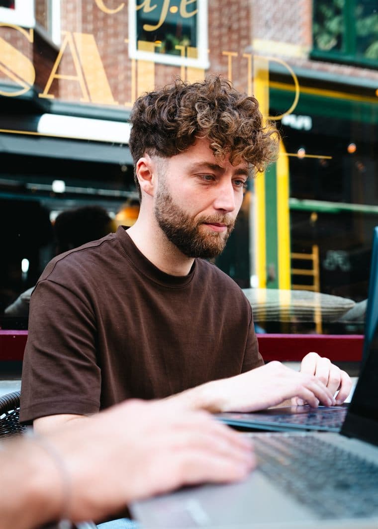 Stijn of Veentjer at work behind his laptop