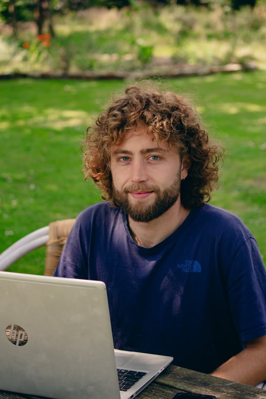 Stijn tijdens de opbouw van de taalschool